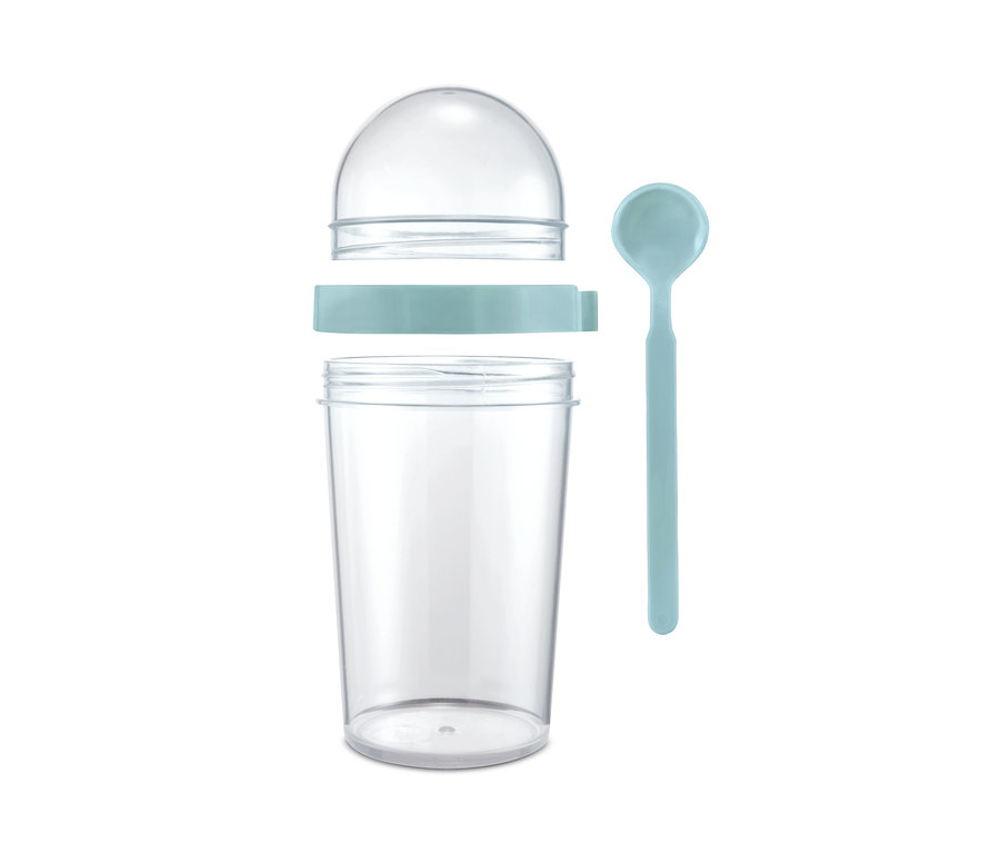 Ein zerlegter Joghurt-to-go-Becher mit transparentem Deckel, türkisfarbenem Zwischenring und Löffel.