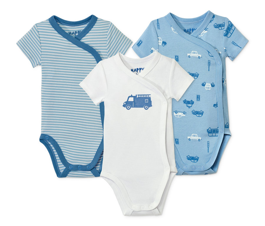 Drei Kurzarm-Bodys: blau-weiß gestreift, weiß mit blauem Feuerwehrauto und blau mit Auto-Print.
