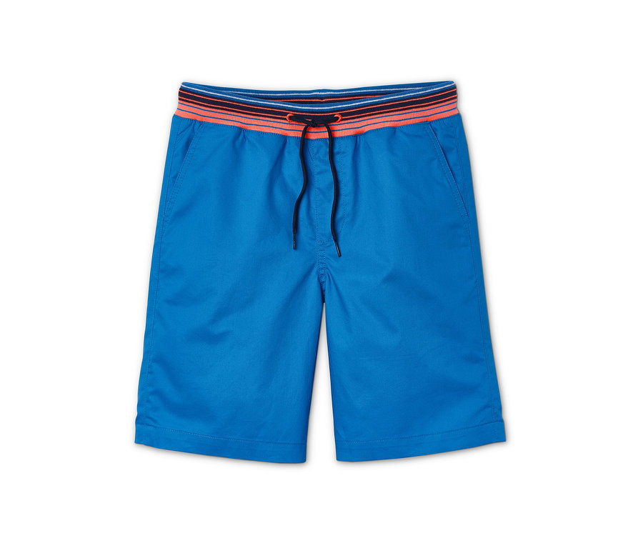 Blaue Shorts mit elastischem Bund.