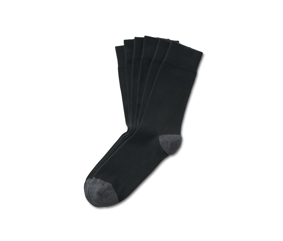 Drei Paar Socken.