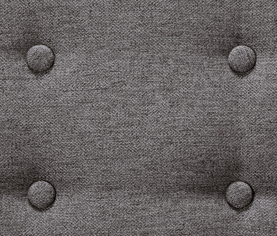 Detailansicht eines Sofas mit Knöpfen.