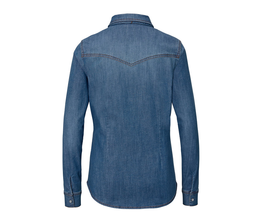 Detailansicht der Rückseite einer Jeansbluse.