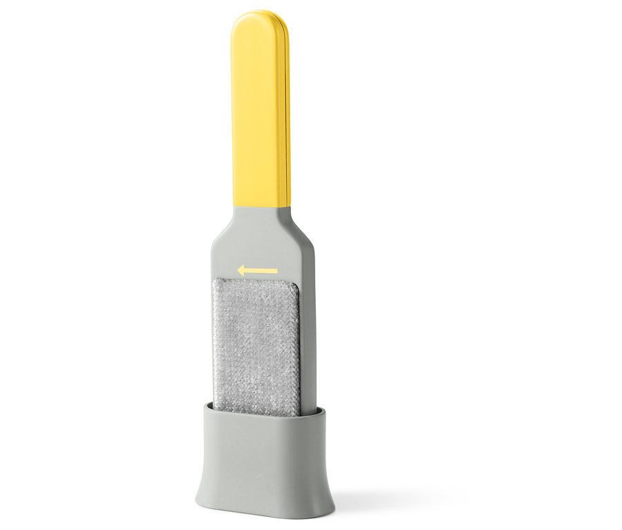 Doppelseitige Kleiderbürste mit gelbem Griff.