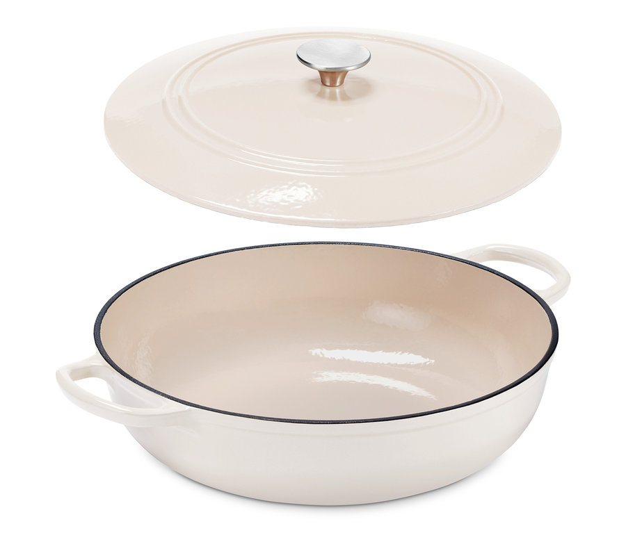 Cremefarbene Bräter-Pfanne mit Deckel daneben.