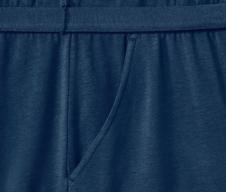 Detailansicht eines marineblauen Jumpsuits mit Tasche.