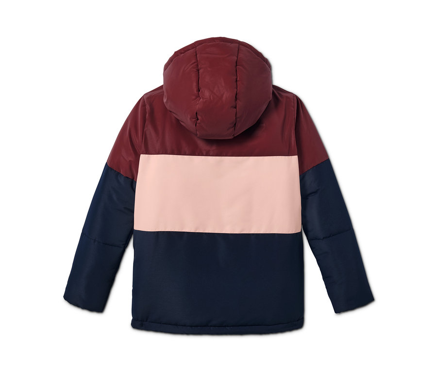 Detailansicht der Rückseite einer Thermojacke im Colorblocking-Design mit Kapuze in den Farben Burgunderrot, Rosa und Dunkelblau.
