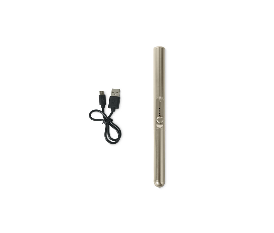 Ein elektrisches Lichtbogen-Feuerzeug und ein USB-Kabel liegen auf einem weißen Hintergrund.