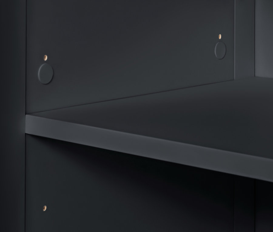 Detailaufnahme eines grauen Regals mit Stiften.