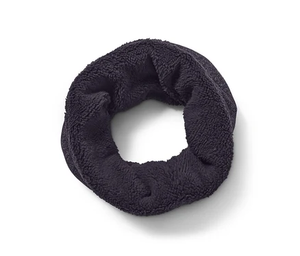 Blauer Strickfleece-Schlauchschal.