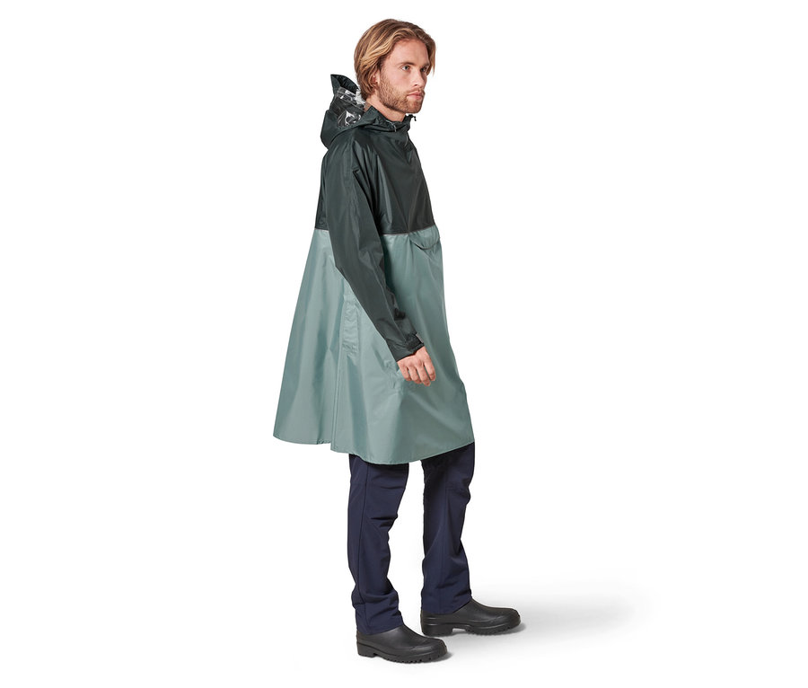 Mann trägt einen Unisex-Regenponcho mit Ärmeln.