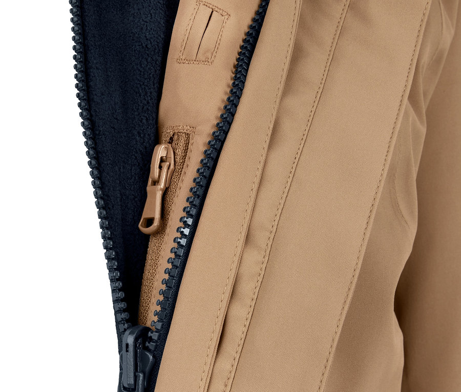 Detailansicht einer beigen 3-in-1-Funktions-Outdoormantel mit geöffnetem Reißverschluss und dunkelblauer Innenschicht.