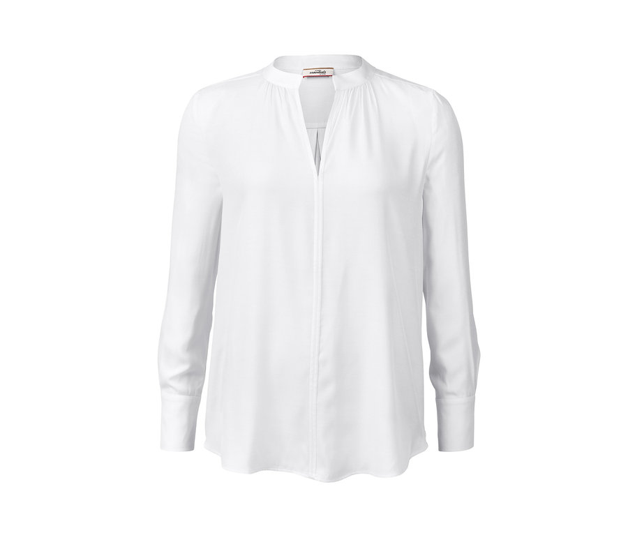 Weiße Bluse mit langen Ärmeln.