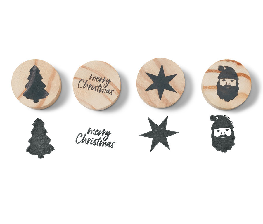 Vier Holzanhänger mit Weihnachtsmotiven aus dem Stempel-Set »Holzanhänger«.