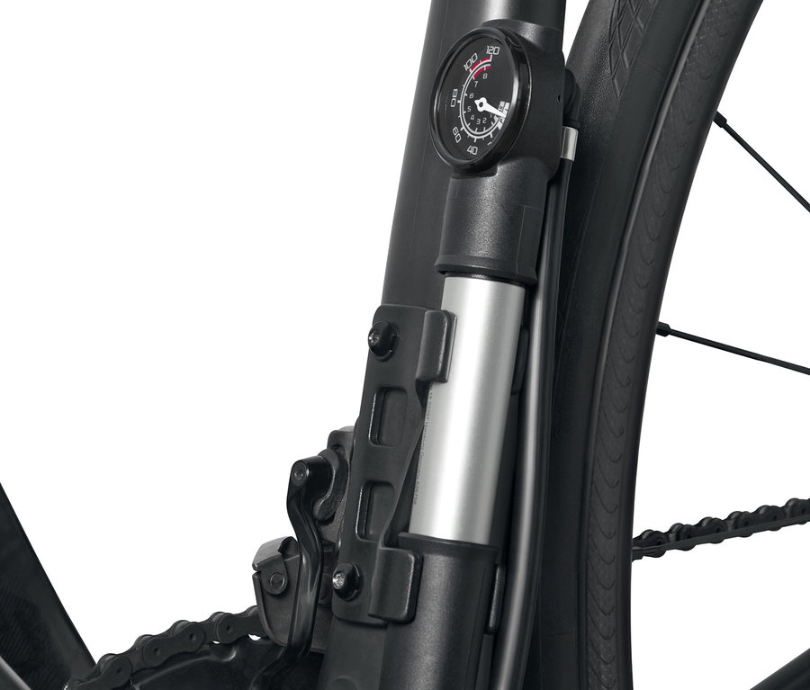 Detailaufnahme eines schwarzen Fahrradrahmens mit montierter 2-Wege-Minipumpe.