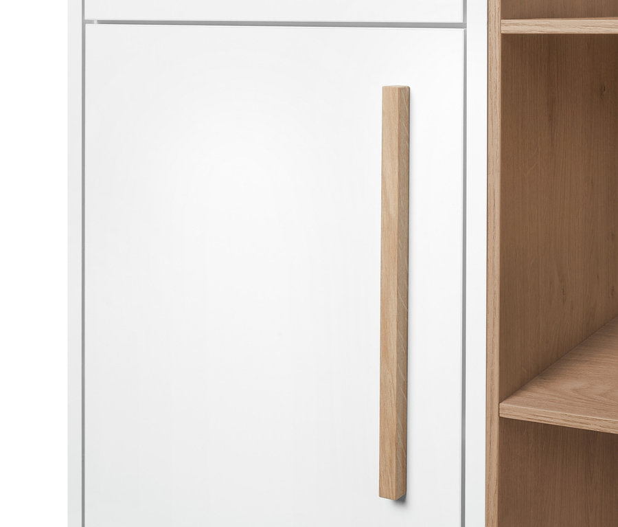 Detailansicht eines Bad-Hochschranks »Eklund« mit Seitenfach. Der Schrank hat weiße Türen und hölzerne Regale.