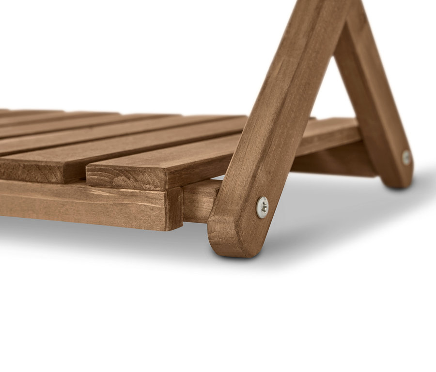 Detailansicht eines zusammenklappbaren »Tinus« Regals aus braunem Holz.