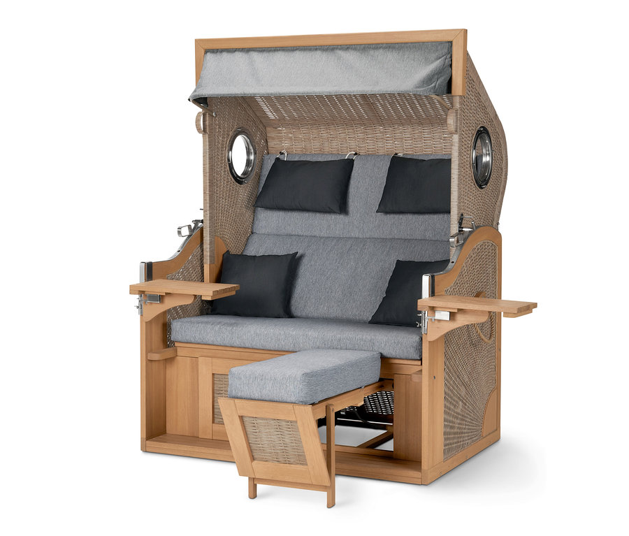 Premium-Strandkorb XXL mit 2 Schwenktischen, Holzrahmen, Korbdesign, graue Kissen.