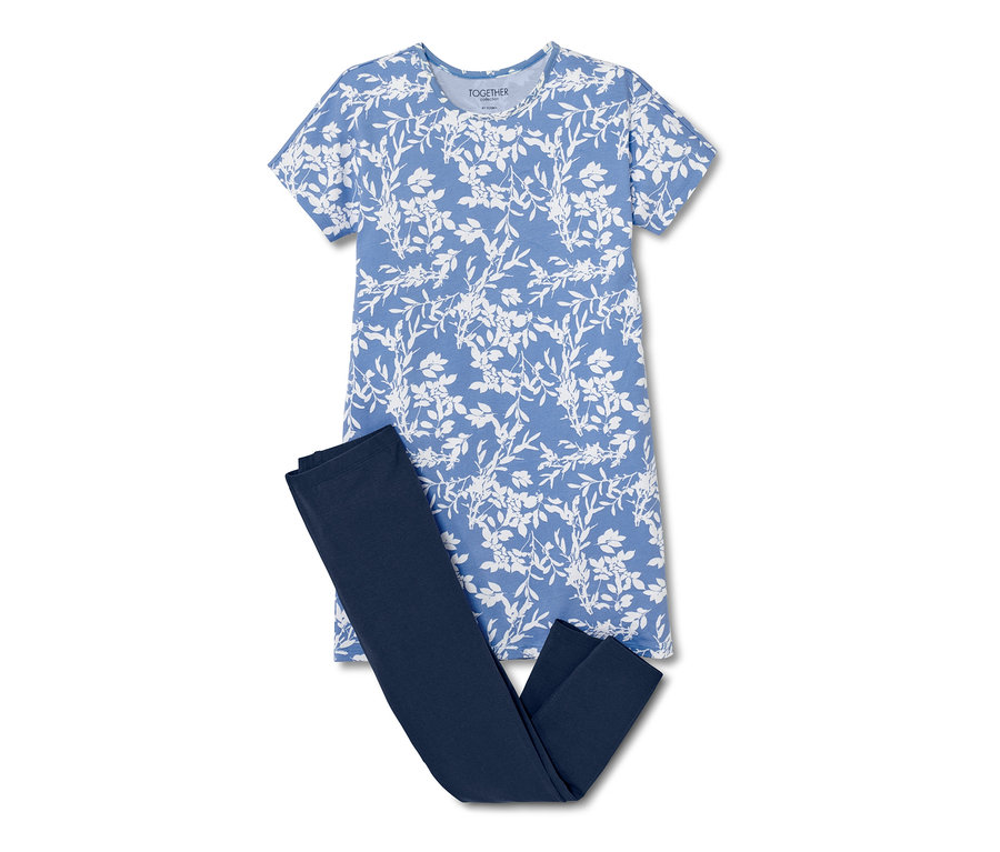 Ein blaues Nachthemd mit weißem Blumenmuster und eine marineblaue Leggings.