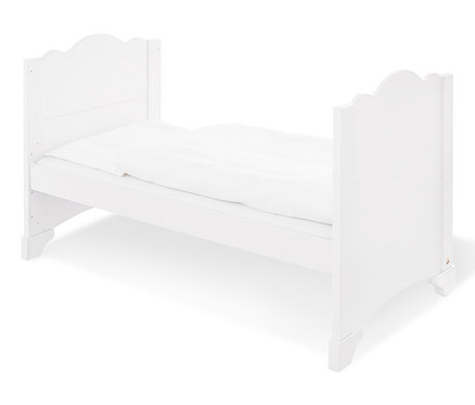 Weißes Pinolino Kinderbett »Pino« mit weißer Bettwäsche auf weißem Hintergrund.