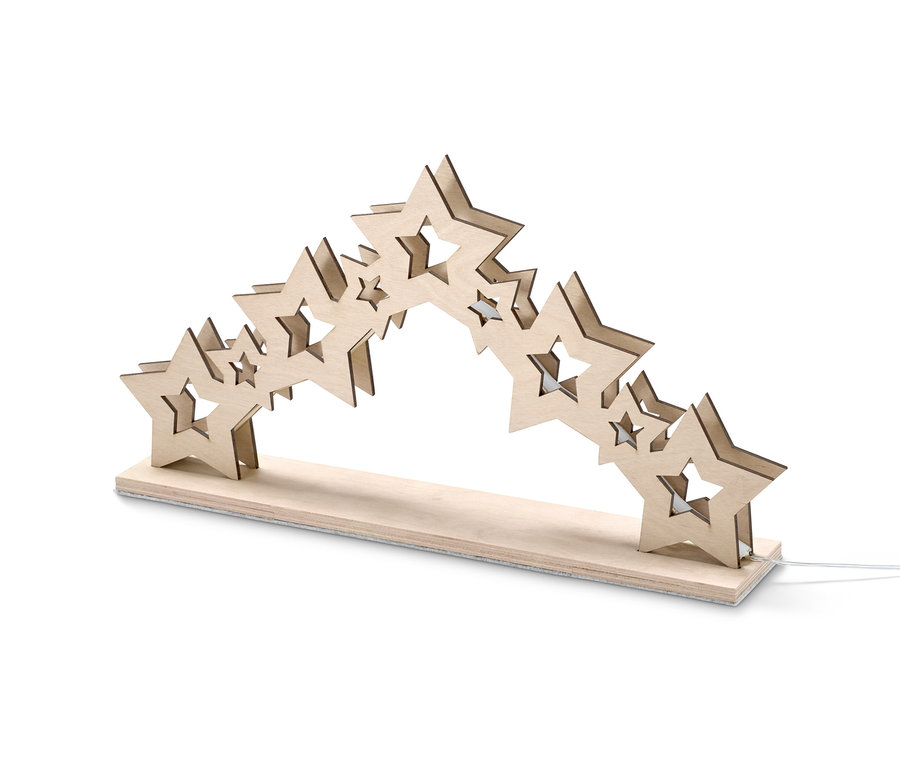 Eine LED-Sternenpyramide steht auf einem Holzsockel.