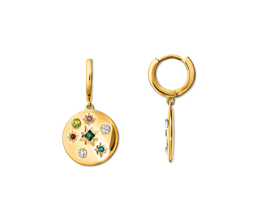 Zwei goldene Creolen mit Multicolor-Anhängern auf weißem Hintergrund.