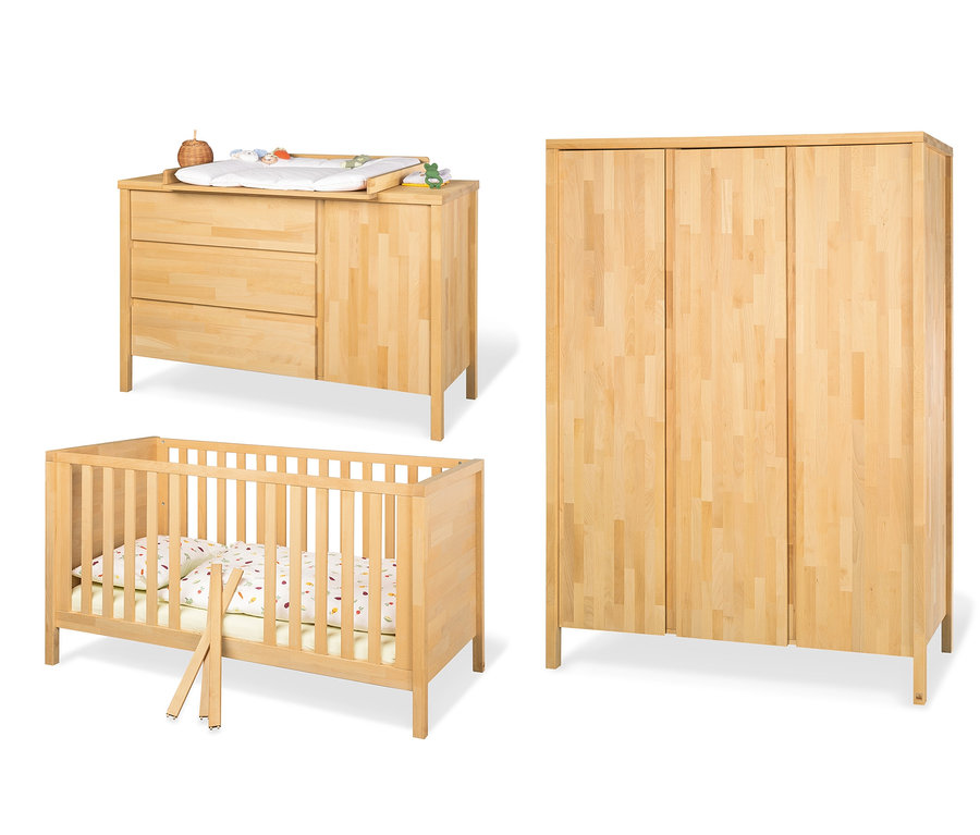 Dreiteiliges Pinolino-Babyzimmer »Enno« aus Massivholz: Kinderbett, Kommode mit Wickelaufsatz und Schrank.