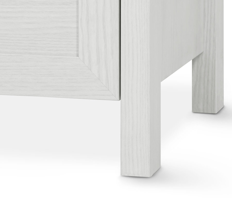 Detailaufnahme einer weißen Kommode mit 3 Schubladen, Nahaufnahme der Füße.
