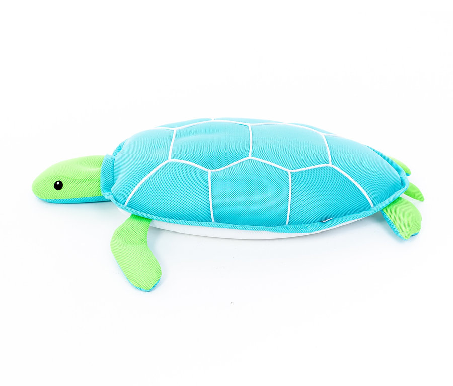 Pool Buddy Schildkröte liegt auf weißem Hintergrund.