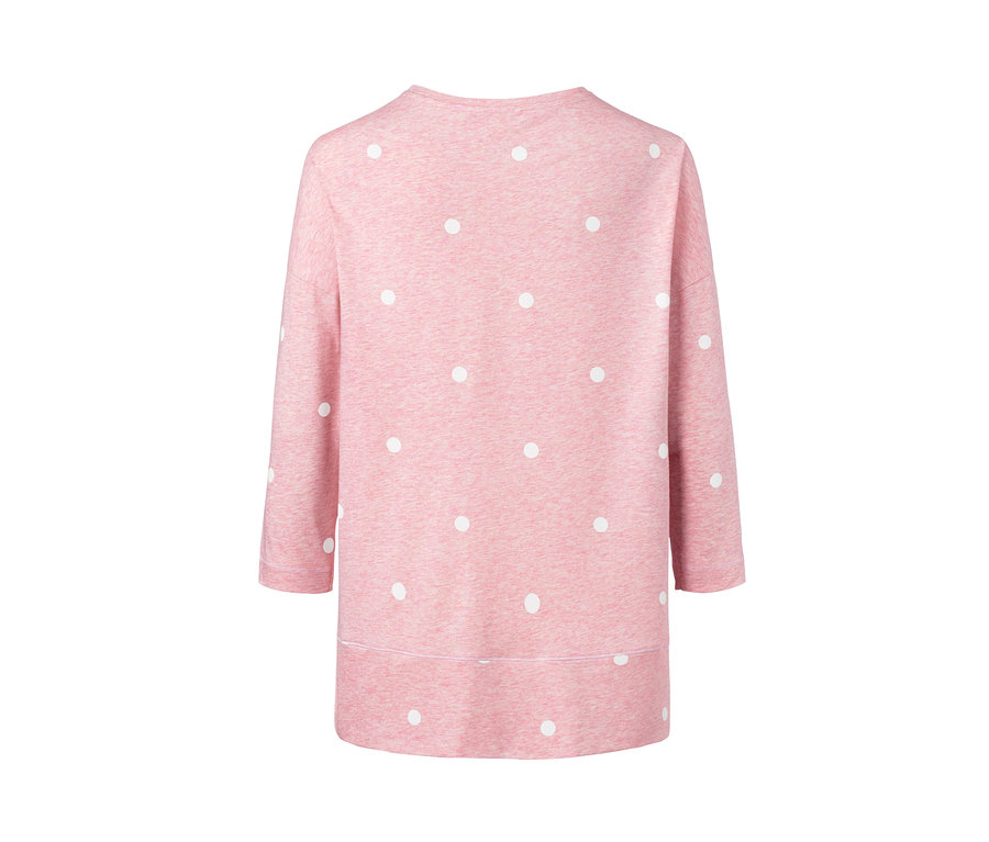 Rosa Pyjama mit weißen Punkten.
