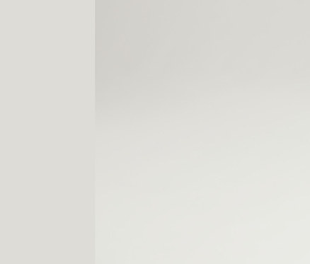 Frau posiert in NAH/STUDIO Culotte aus ungefärbter Baumwolle, NAH/STUDIO Blusenjacke aus recycelter Baumwolle, NAH/STUDIO T-Shirt REFIBRA™ Ocean Blue und NAH/STUDIO Kosmetiktasche aus Baumwolle.