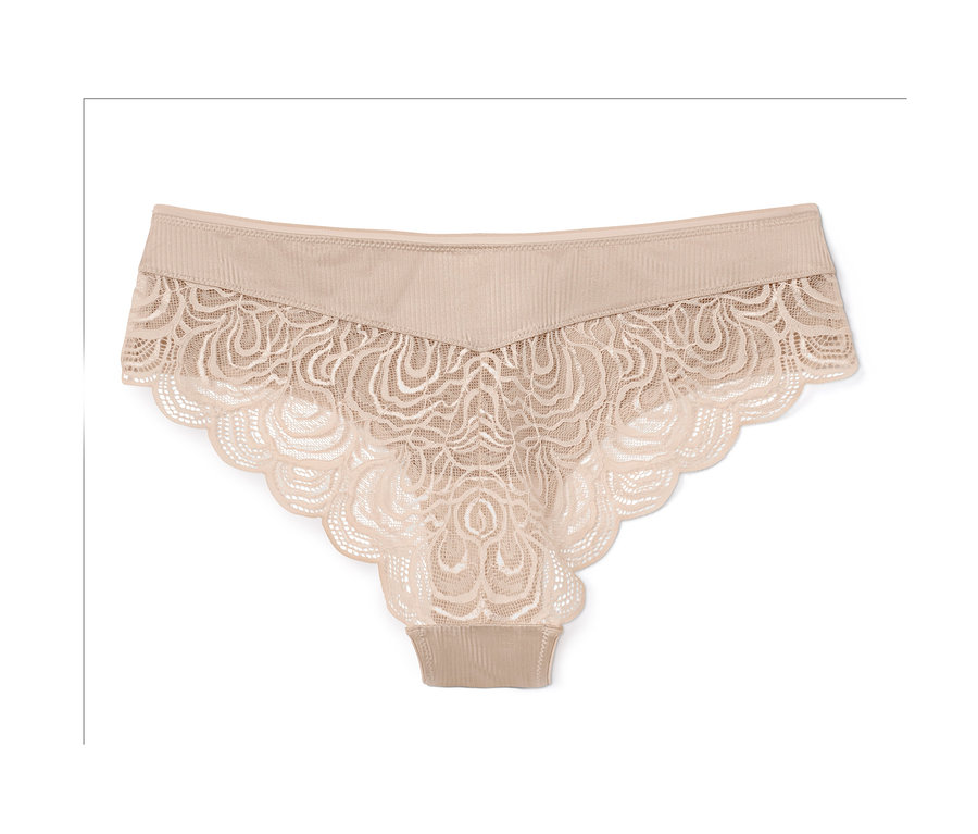 Ein einzelner beiger Brazilslip mit Spitze.