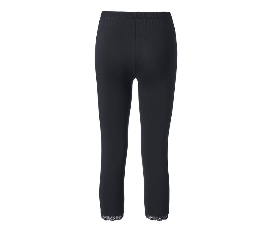 Schwarze 3/4-Leggings mit Spitzenborte.