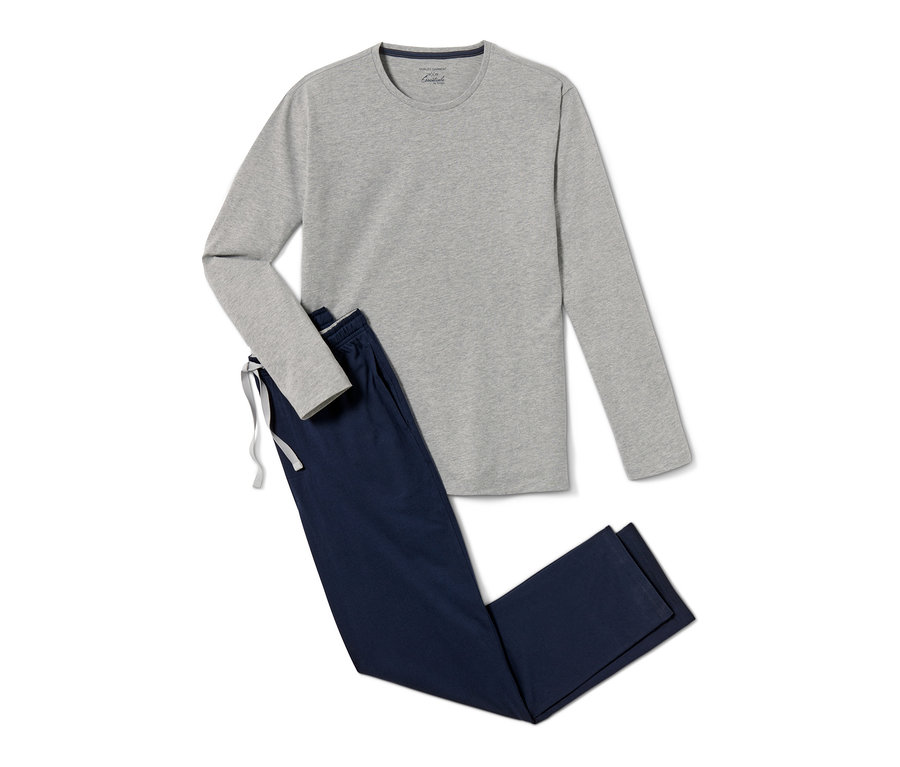 Ein graues, langärmeliges Schlafshirt und dunkelblaue Schlafhosen aus einem 4-teiligen Pyjama-Set liegen auf einem weißen Hintergrund.