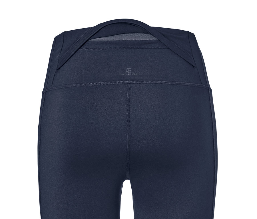 Detailansicht der Rückseite einer dunkelblauen Sporttight.