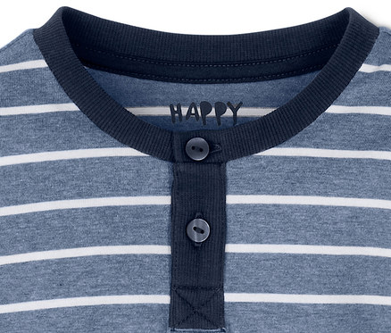 Detailansicht eines Kinder-Pyjamas mit blauen und weißen Streifen und Knöpfen.