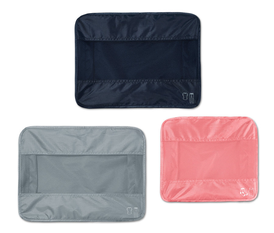 Drei Reise-Ordnungstaschen in Blau, Grau und Rosa.