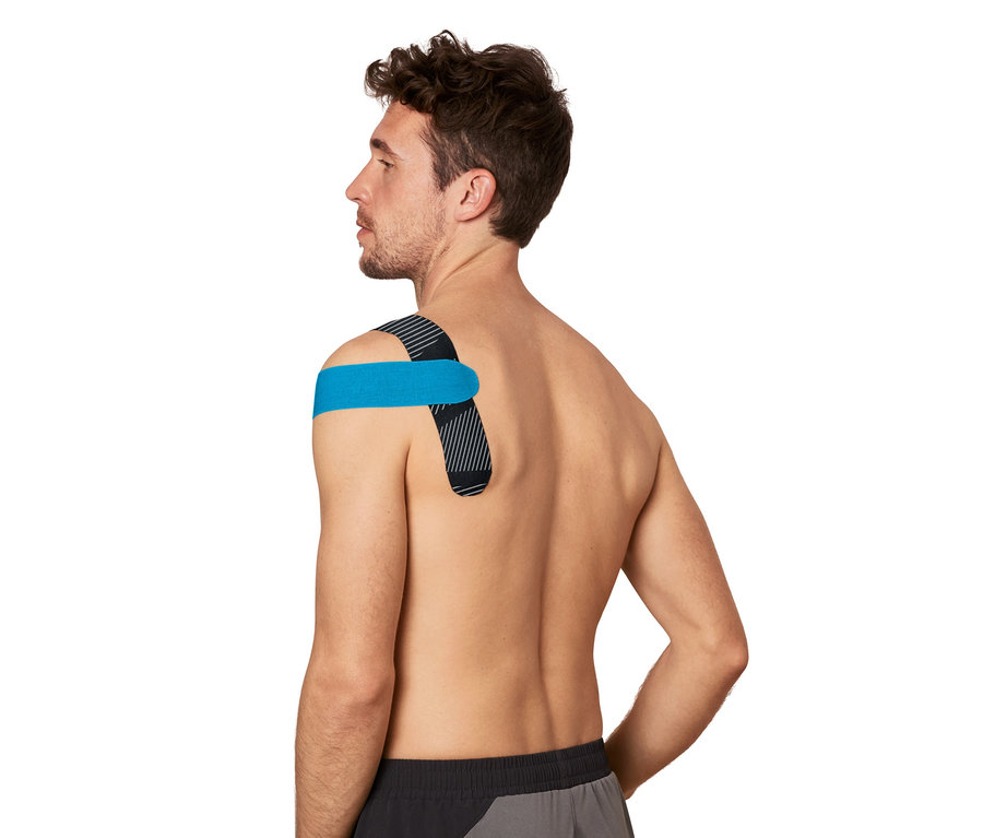 Mann mit Kinesiologie-Tape, 2er-Set, an Schulter und Rücken.