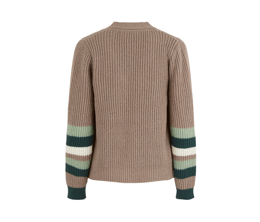 Detail der Rückseite einer offenen Strickjacke mit Streifenärmeln.