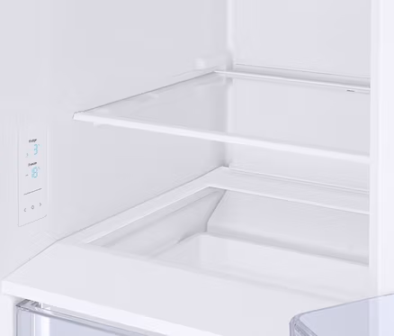 Innenraum eines Kühlschranks mit Regalen und Schubladen der Samsung-Kühl-Gefrier-Kombination »RL36T600CSA/EG«.