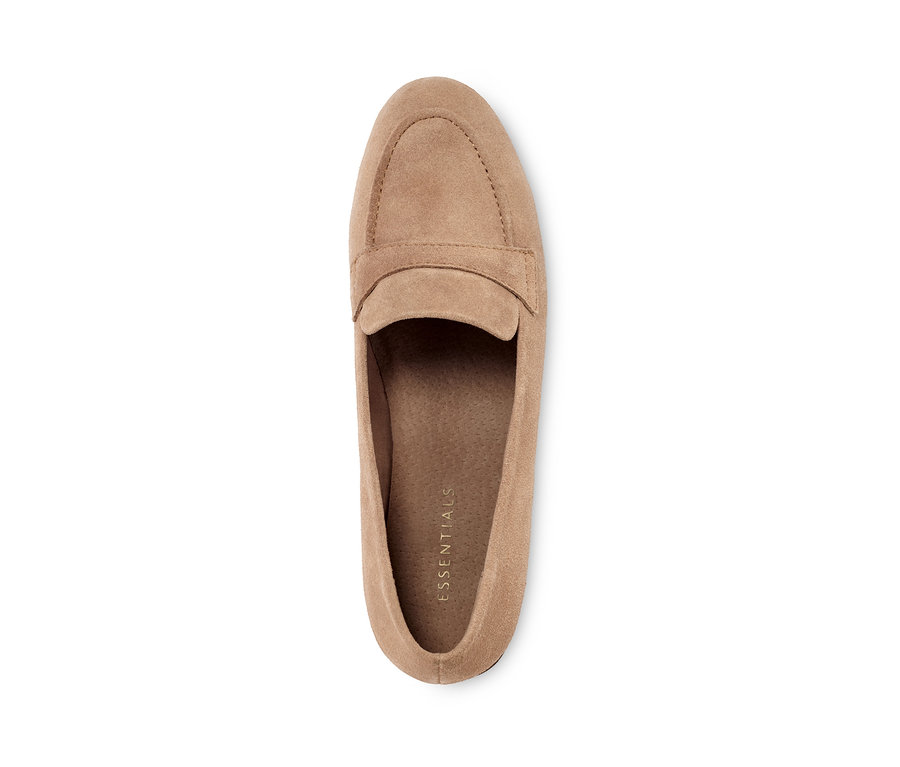 Ein einzelner Loafer aus Veloursleder.