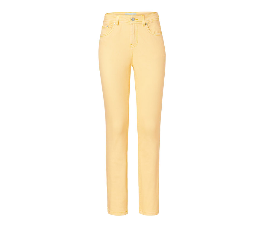 Gelbe Slimfit-Jeans auf weißem Hintergrund.