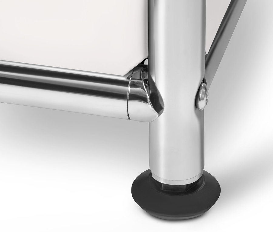 Detailansicht eines weißen Systemschranks Metall »CN3« mit schwarzem Fuß.