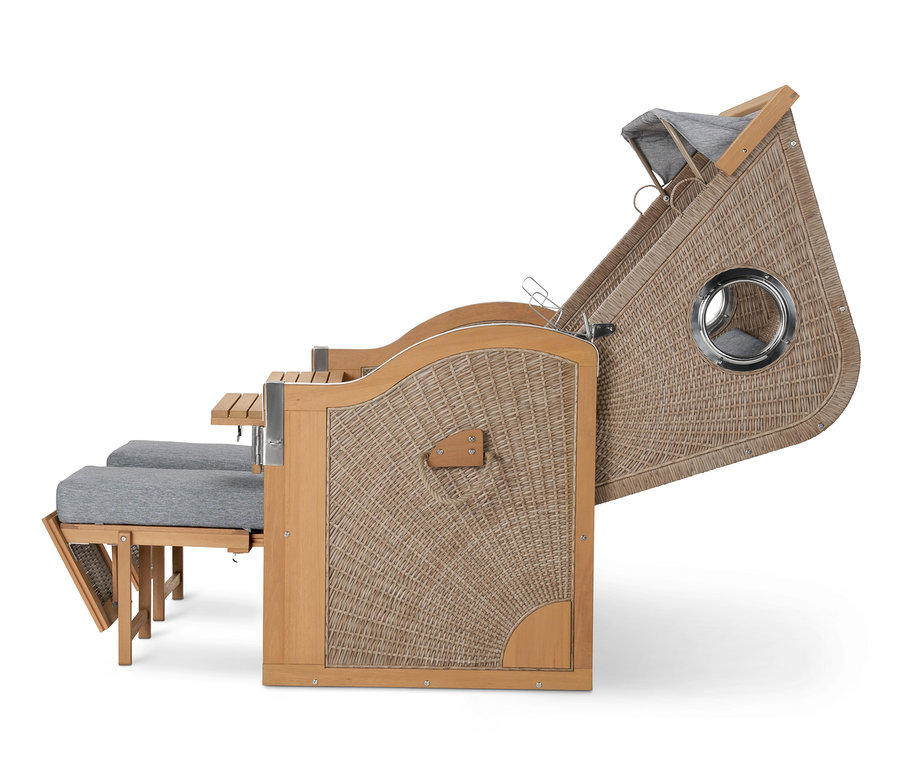Detailansicht eines Premium-Strandkorbs XXL mit 2 Schwenktischen von der Seite.