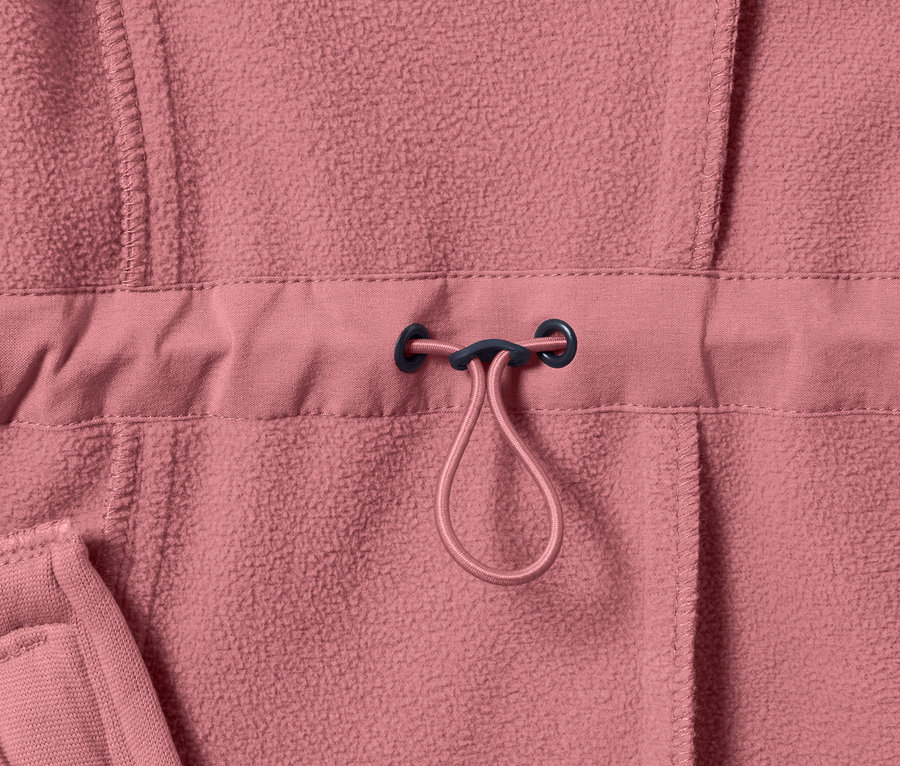 Detailansicht eines rosafarbenen Softshell-Mantels mit Kordelzug in der Taille.