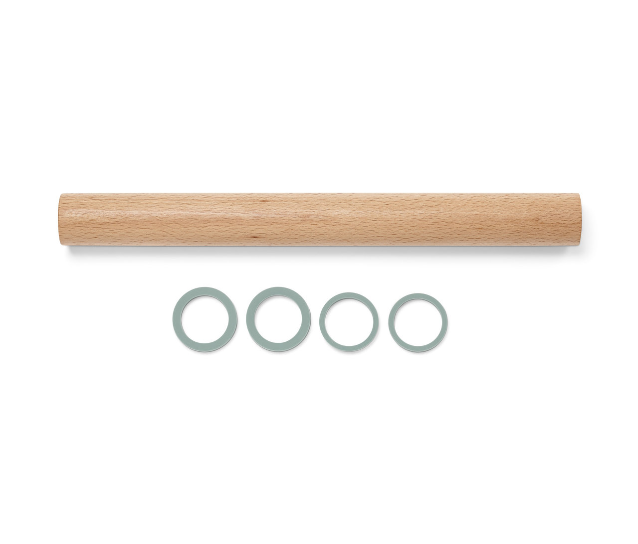 Eine Holz-Teigrolle und vier graue Ringe liegen auf einem weißen Hintergrund.