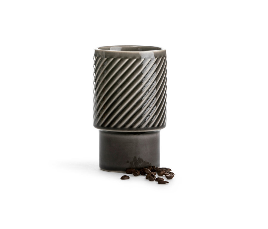 Ein grauer, strukturierter Großer Becher und Kaffeebohnen auf einem weißen Hintergrund.