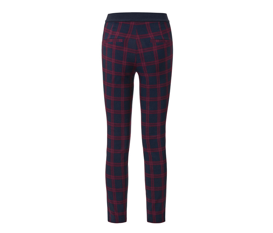 Rot-blau karierte Stretchhose.