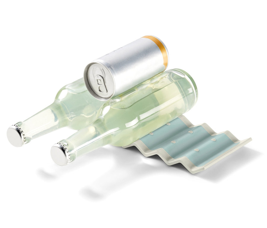 Zwei Flaschen und eine Dose liegen auf dem Kühlschrank-Flaschenhalter.