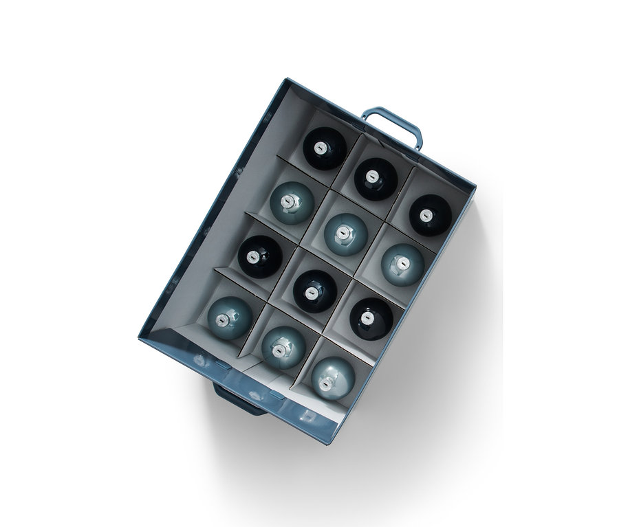 Draufsicht auf eine Weihnachtsdeko-Ordnungsbox mit zwölf blauen Christbaumkugeln.