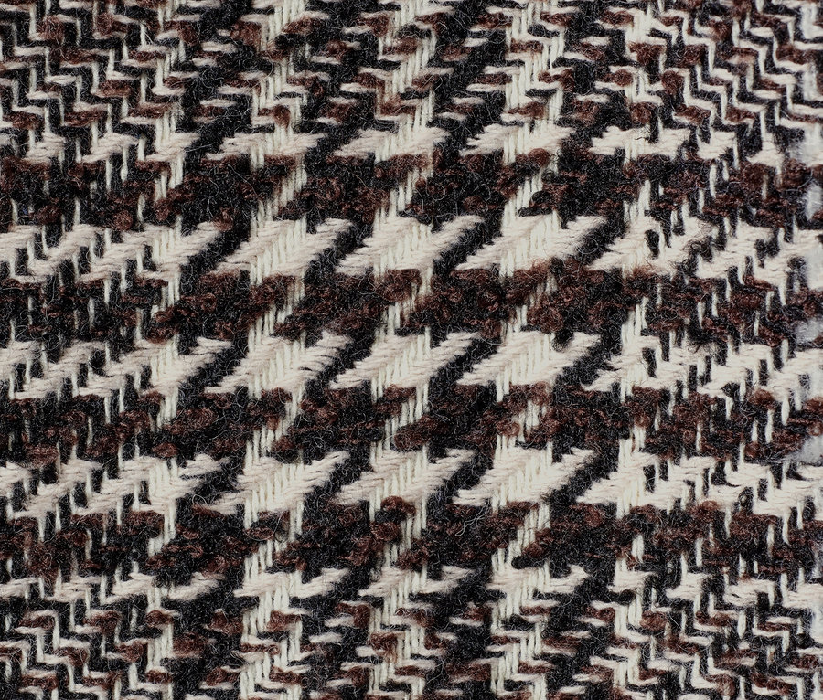 Detailaufnahme eines braun-weißen Hahnentrittmusters einer Hemdjacke.